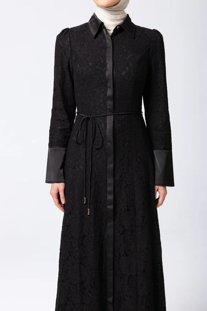 Robe lilas en dentelle